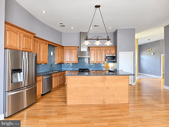 4th image of 290 N Myrtle St