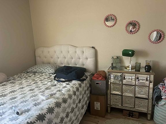 Queen size bed, dresser, lamp and small mirrors are available to use if you'd like.