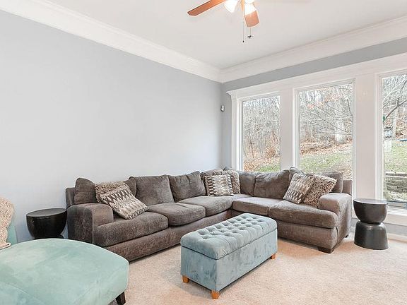 3rd image of 525 NE Emerald Dr