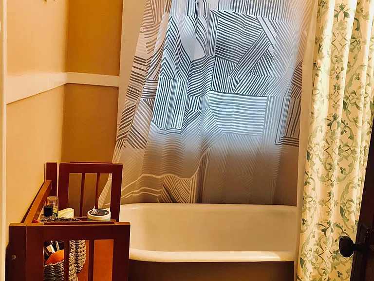 Clawfoot tub