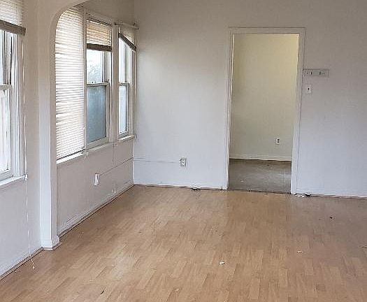 3rd image of 284 E 21st St