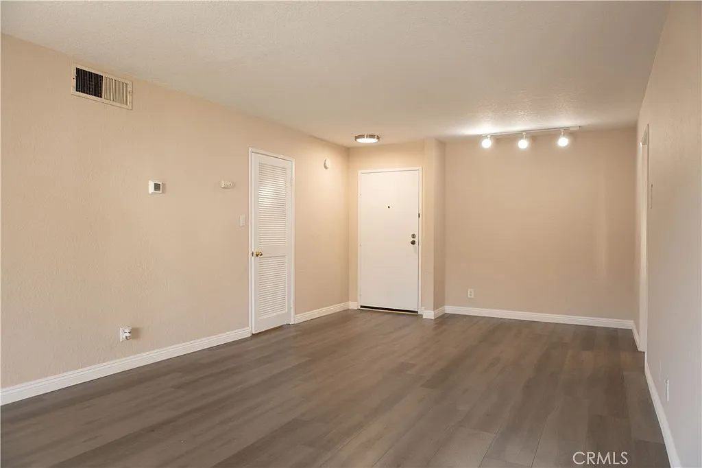 1 bed, 885 sqft, $2,200 — Photo 3