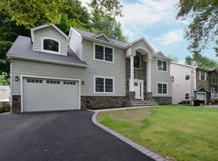 340 Elmwood Dr, Paramus, NJ 07652