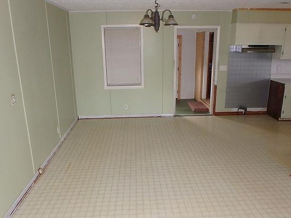 Dining area between kitchen and family room