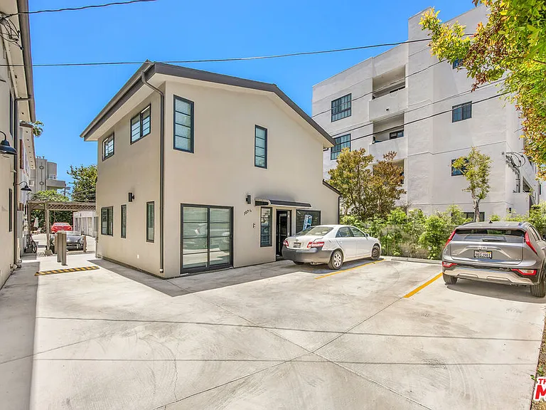 107 S Flores St #1/2 — Photo 16