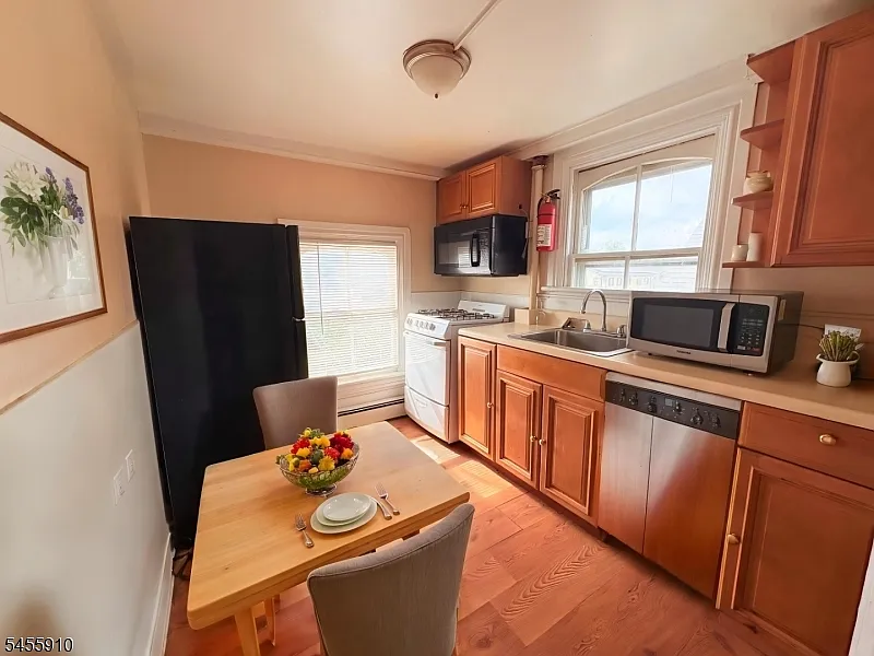 1 bed, 1.0 bath, $1,600 — Photo 3