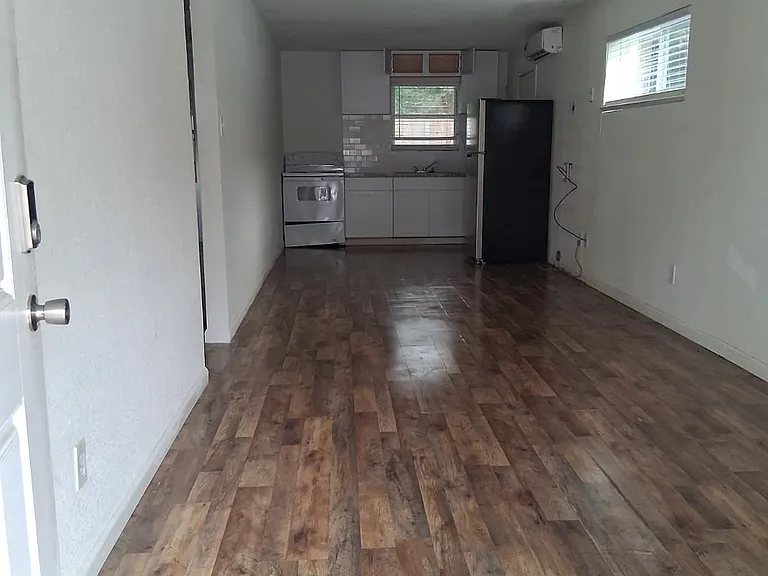 3813 Wipprecht St — Photo 2