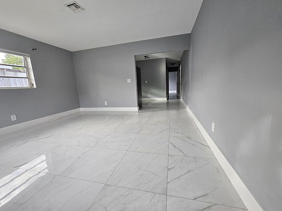 4th image of 1021 SW 32nd Ct #1-2