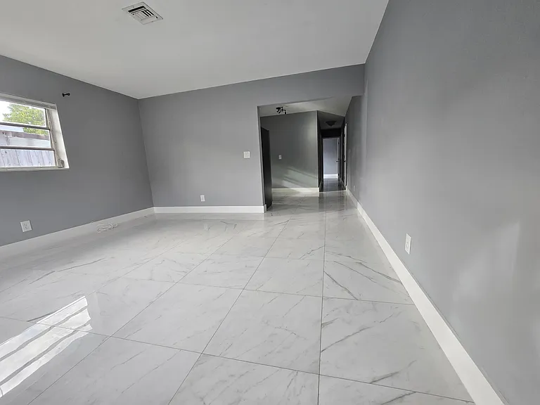 1021 SW 32nd Ct #1-2 — Photo 4