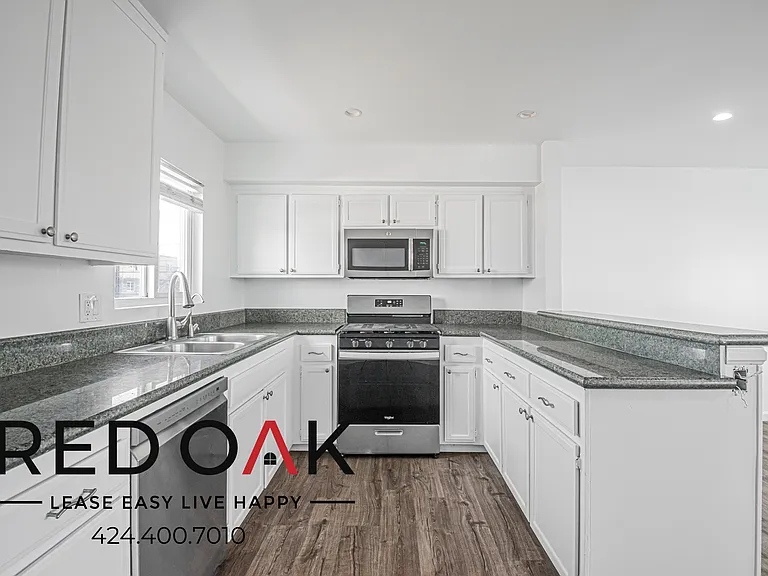 11218 Oxnard St #5 — Photo 6