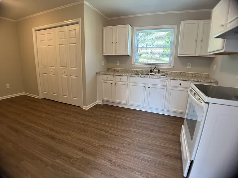 1806 Alpine Dr — Photo 1