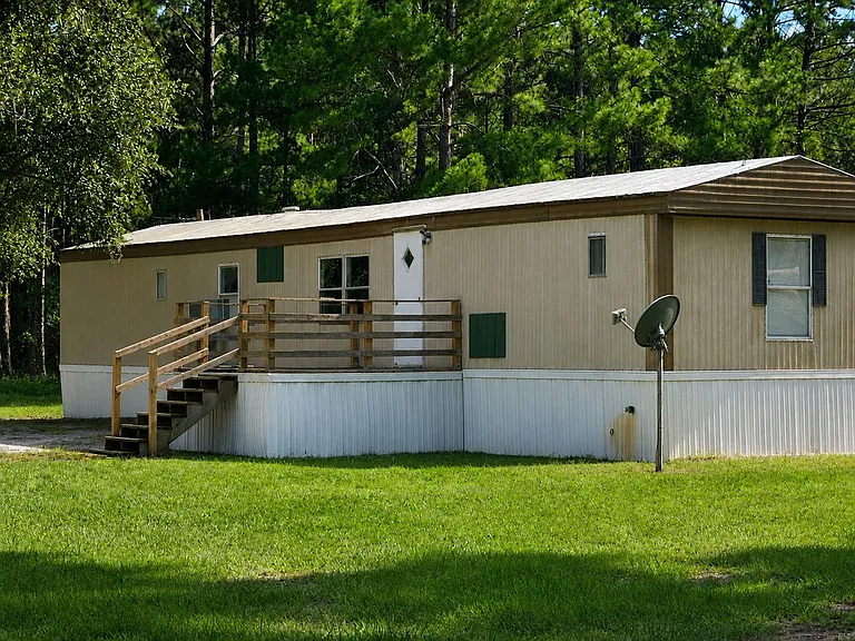 328 NE Spencer Ct — Photo 1