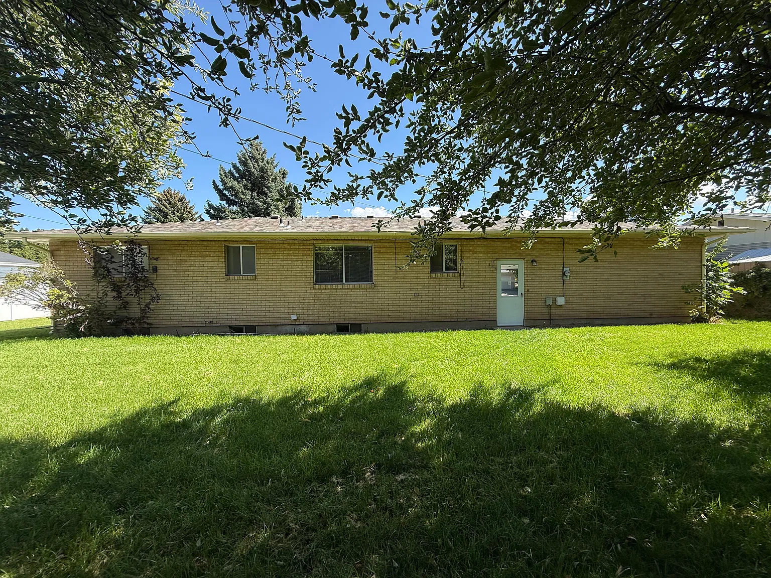 5 bed, 2.5 bath, 2418 sqft, $2,200 — Photo 3