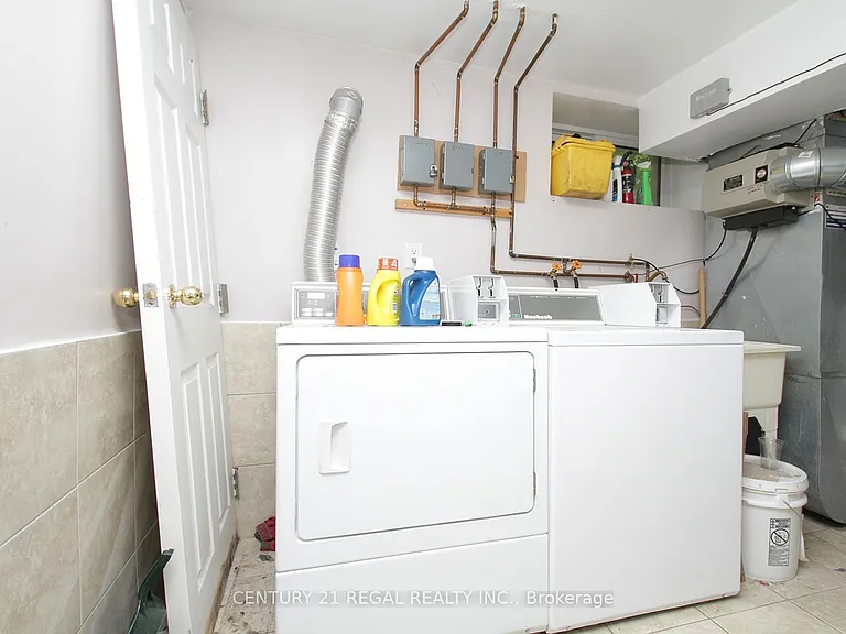 1117 Queen St E #LOWER — Photo 18