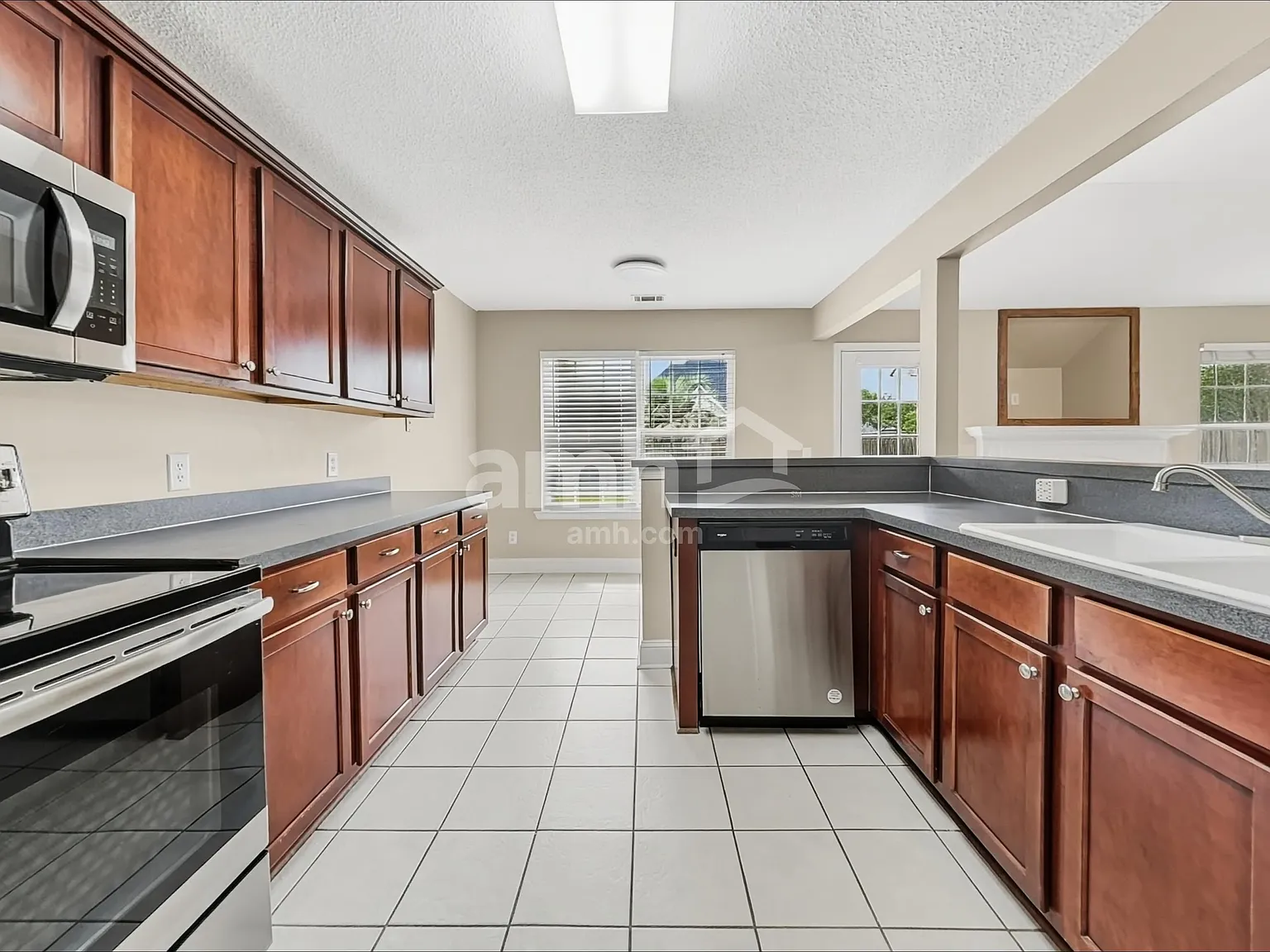 4 bed, 2.0 bath, 1901 sqft, $2,275 — Photo 4