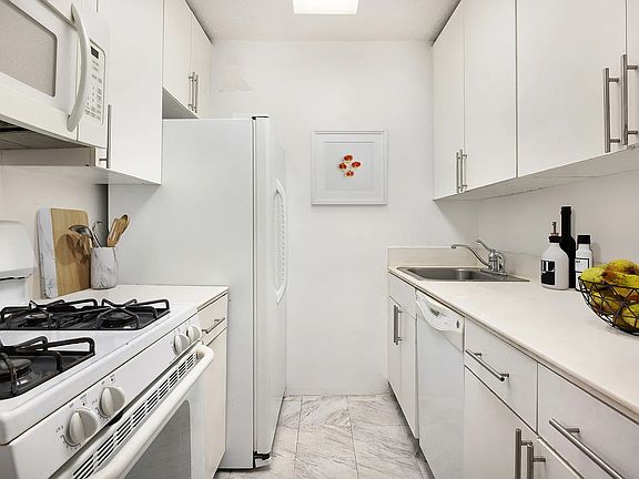 4th image of 330 E 38th St APT 48L