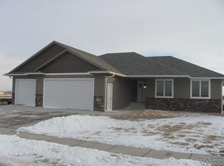 5204 S Yarrow Trl, Sioux Falls, SD 57108