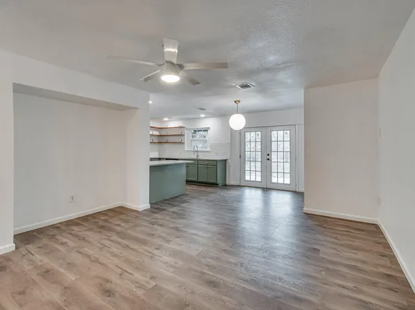 2110 Aggie Dr, Grand Prairie, TX 75051