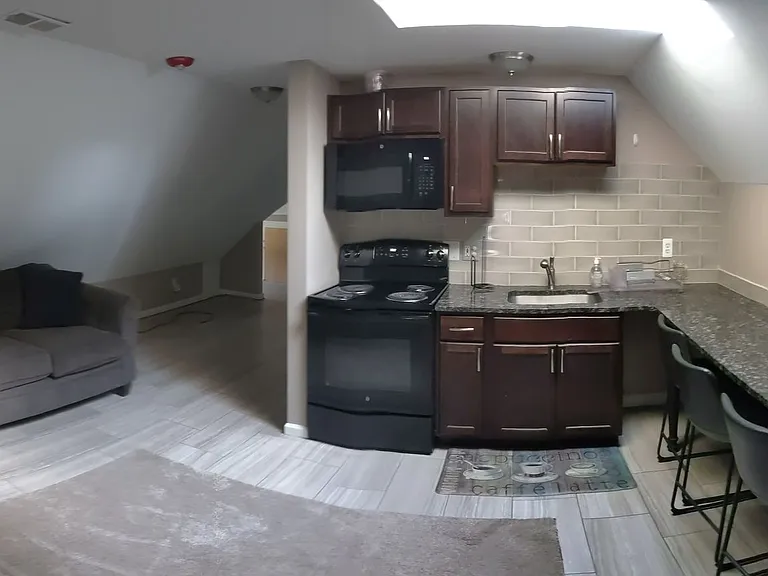 1335 Hill St — Photo 6