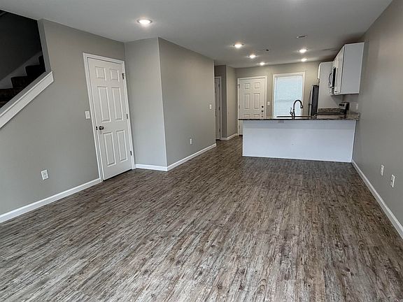 3rd image of 324 Drake St #2