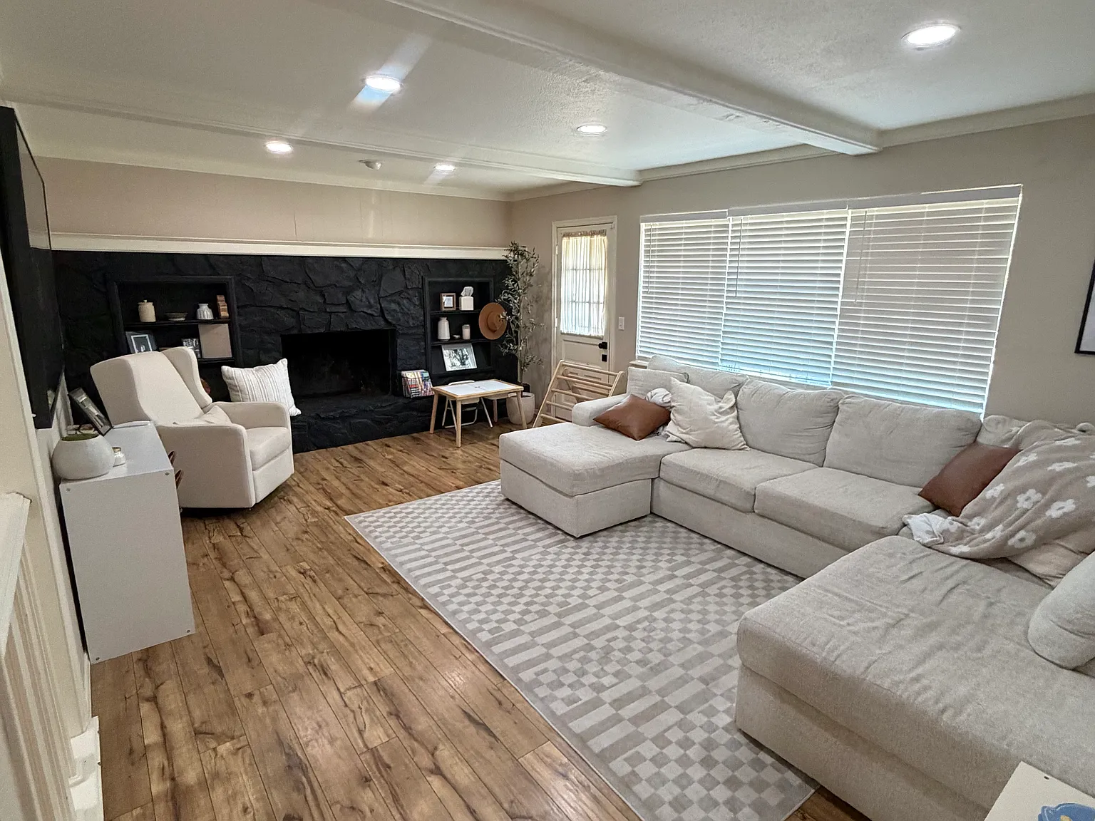 4 bed, 1500 sqft, $1,900 — Photo 2