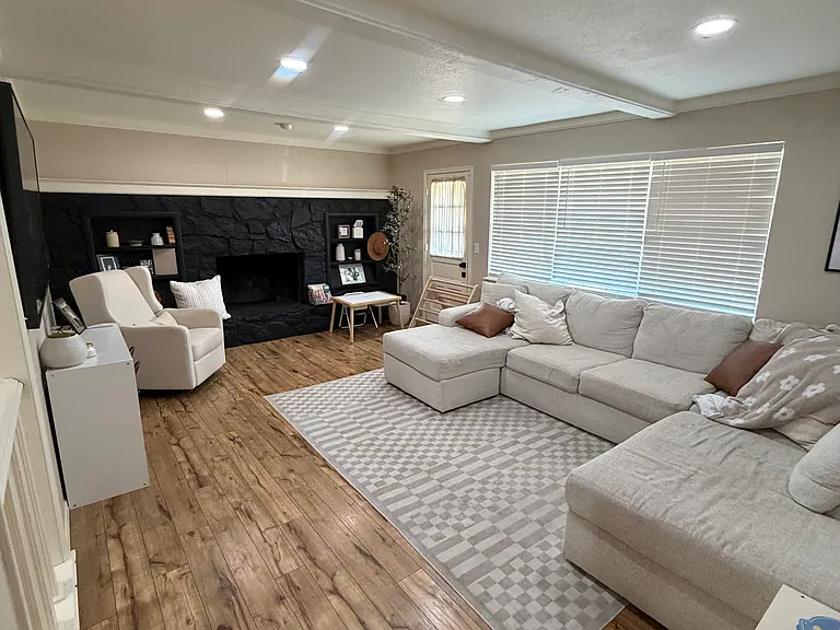 209 Elwood Dr — Photo 2