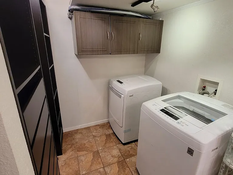 Wash/dryer included