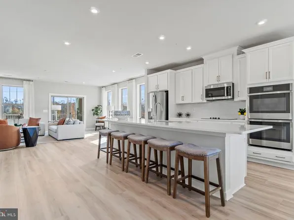 207 Park Central Ter #B, Manassas, VA 20111