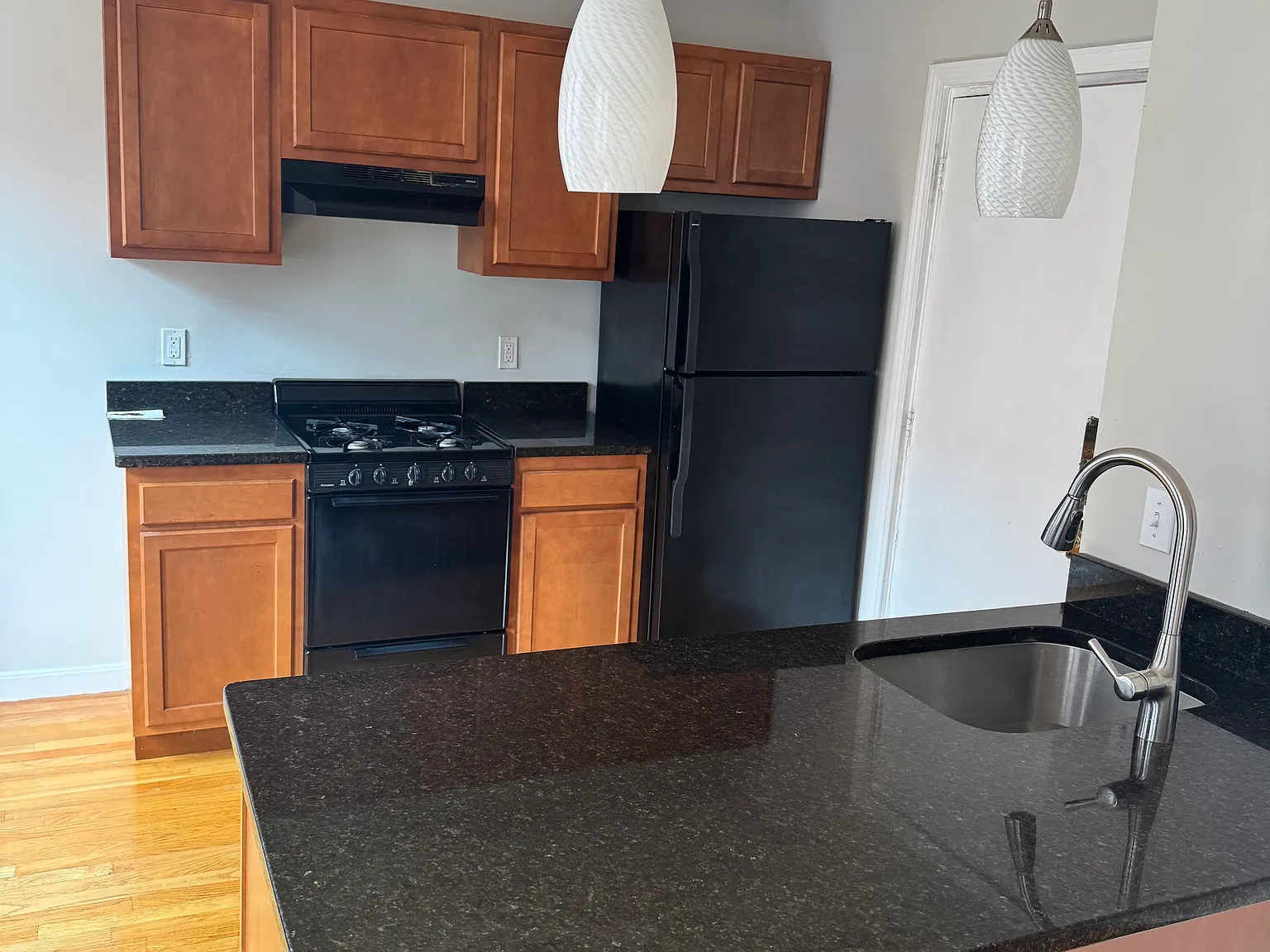 2 bed, 1.0 bath, $3,350 — Photo 3