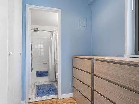 5th image of 160 E 65th St APT 14A