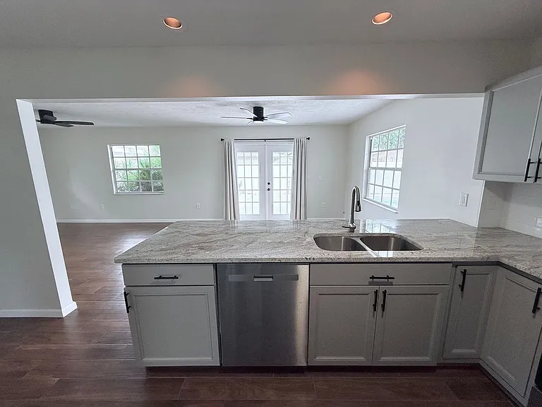 2953 Oak St — Photo 7