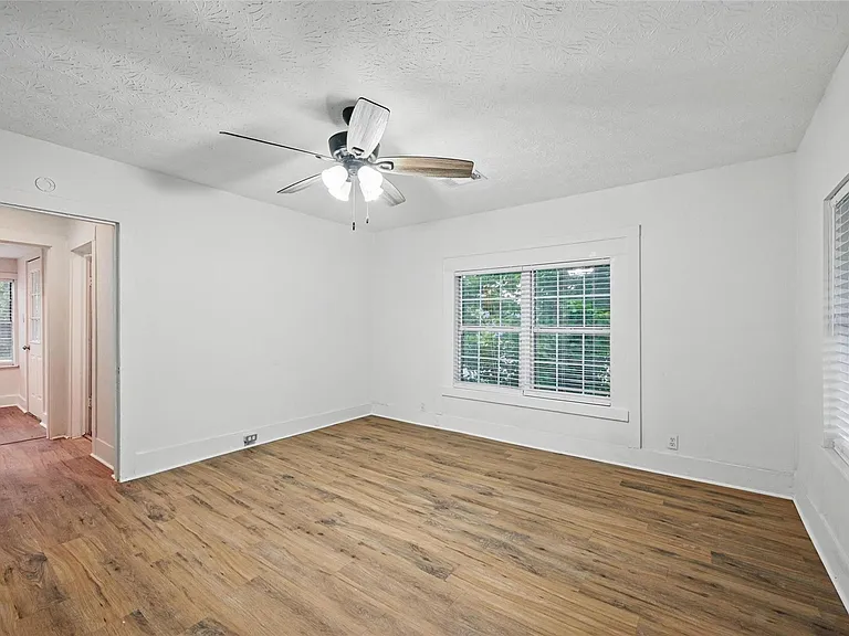 906 E Houston St — Photo 12