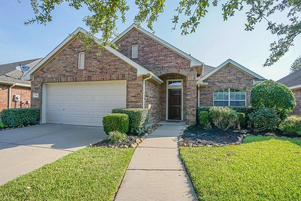 3 bed, 2.0 bath, 2292 sqft, $2,500 — Photo 1