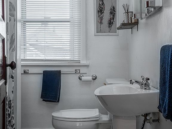 3rd image of 211 W Pleasant St