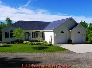 5590 33rd Ave, Center Point, IA 52213