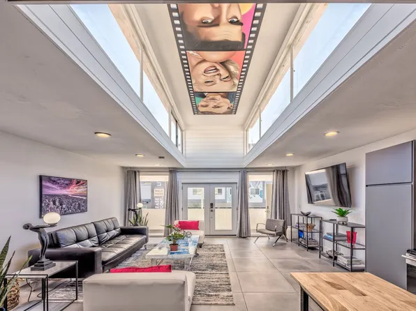 Beautiful 3 Bedroom In The Arts District, 1228 S Casino Center Blvd, Las Vegas, NV 89104