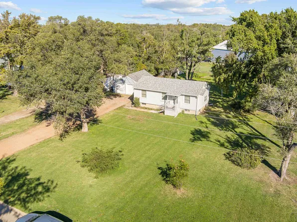 1420 Beverly Dr, Salina, KS 67401