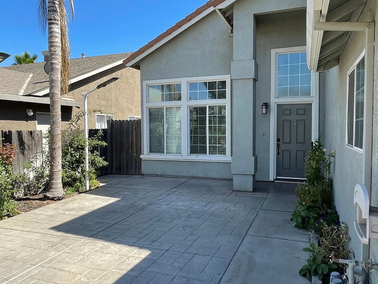 1120 Moonlight Dr — Photo 2