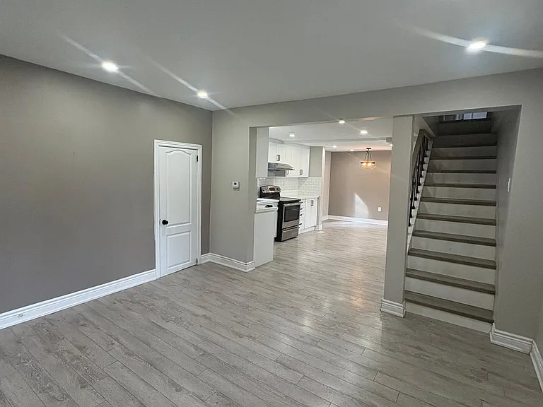 123 Charles St E — Photo 8