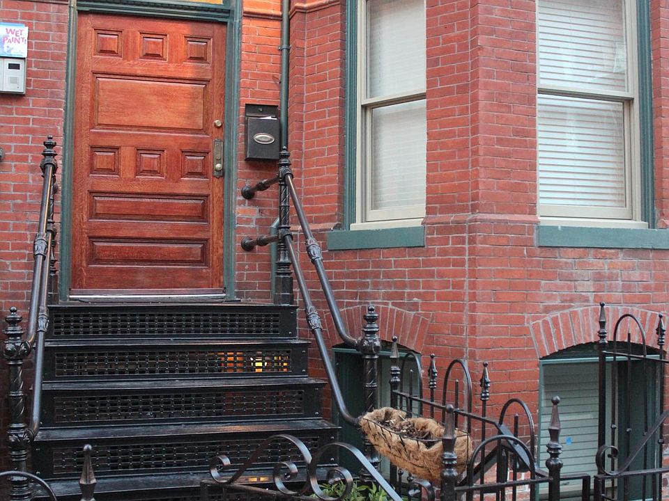 Private entrance/stoop