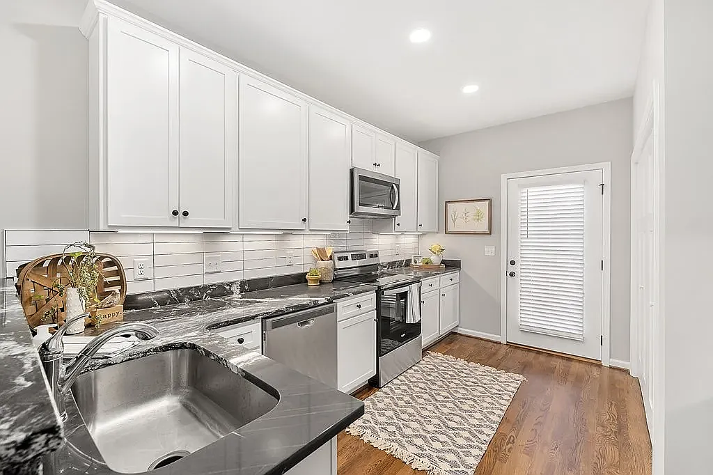 2 bed, 902 sqft, $1,350 — Photo 3