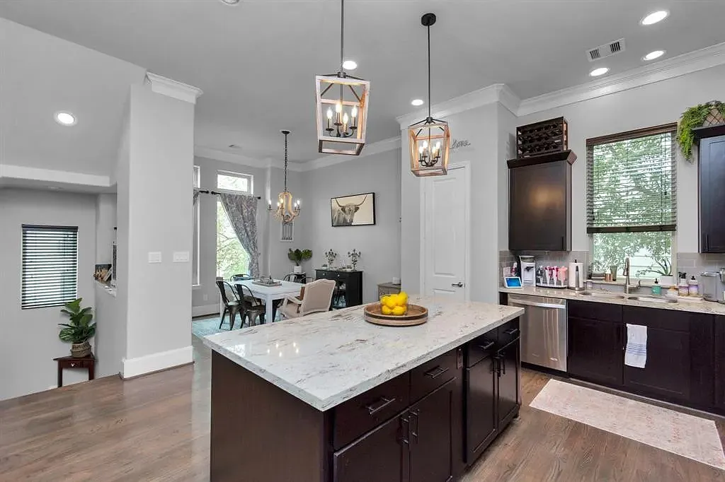 3 bed, 2110 sqft, $3,300 — Photo 2