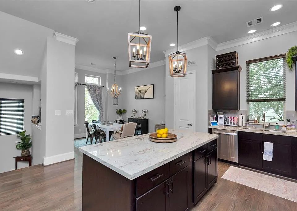 2nd image of 2213 Chenevert St