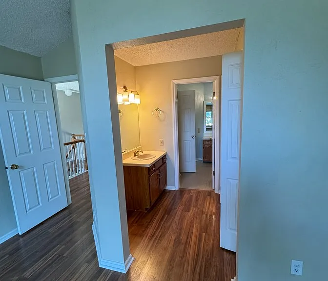 525 Highwood Cir — Photo 3