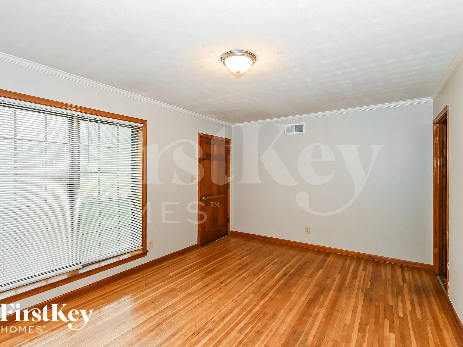 3 bed, 2.0 bath, 1549 sqft, $1,570 — Photo 2