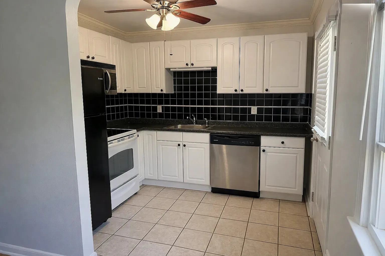 2 bed, 1.5 bath, 1338 sqft, $2,100 — Photo 3