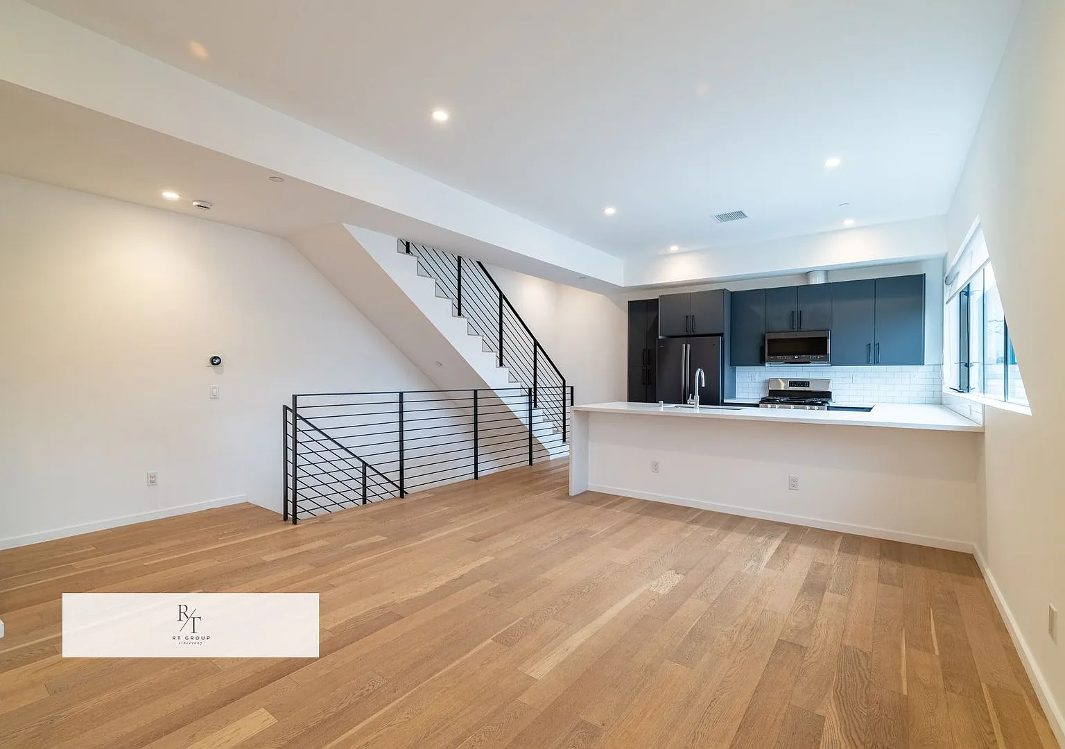 Modern 4-Level Residence with Private Patio & Expansive Westside Views ! — Photo 1