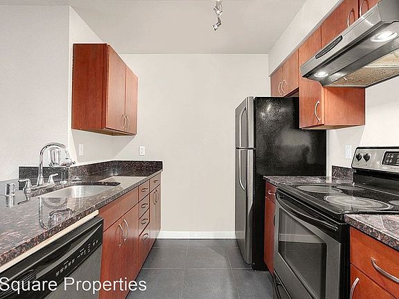 5th image of 840 NE 125th St APT 302