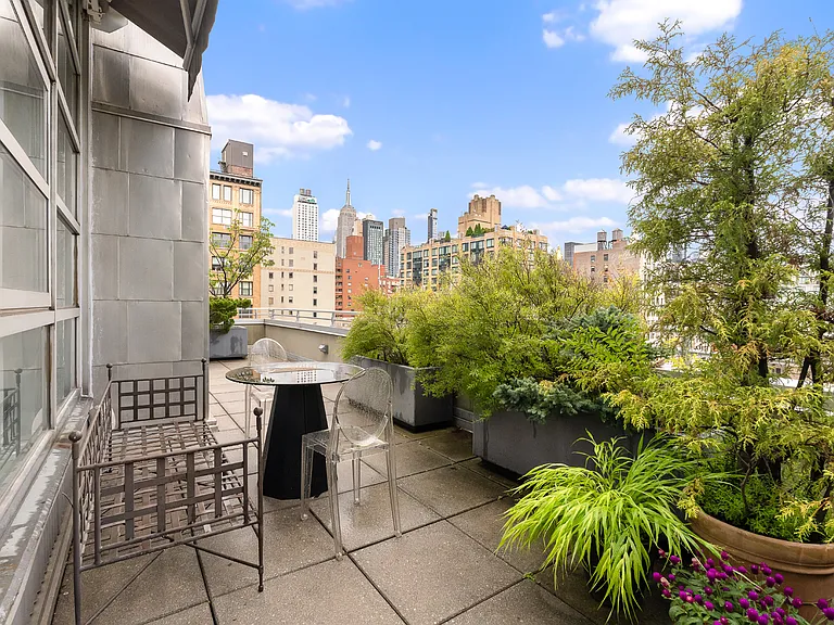 211 W 18th St #PENTHOUSE — Photo 2