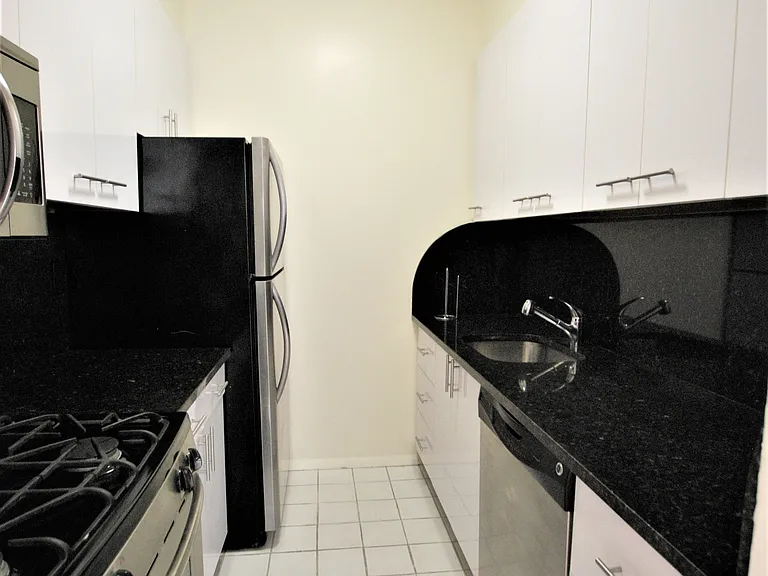 303 E 43rd St #5B — Photo 10